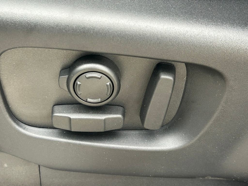 Used 2025 Land Rover Discovery S image 30