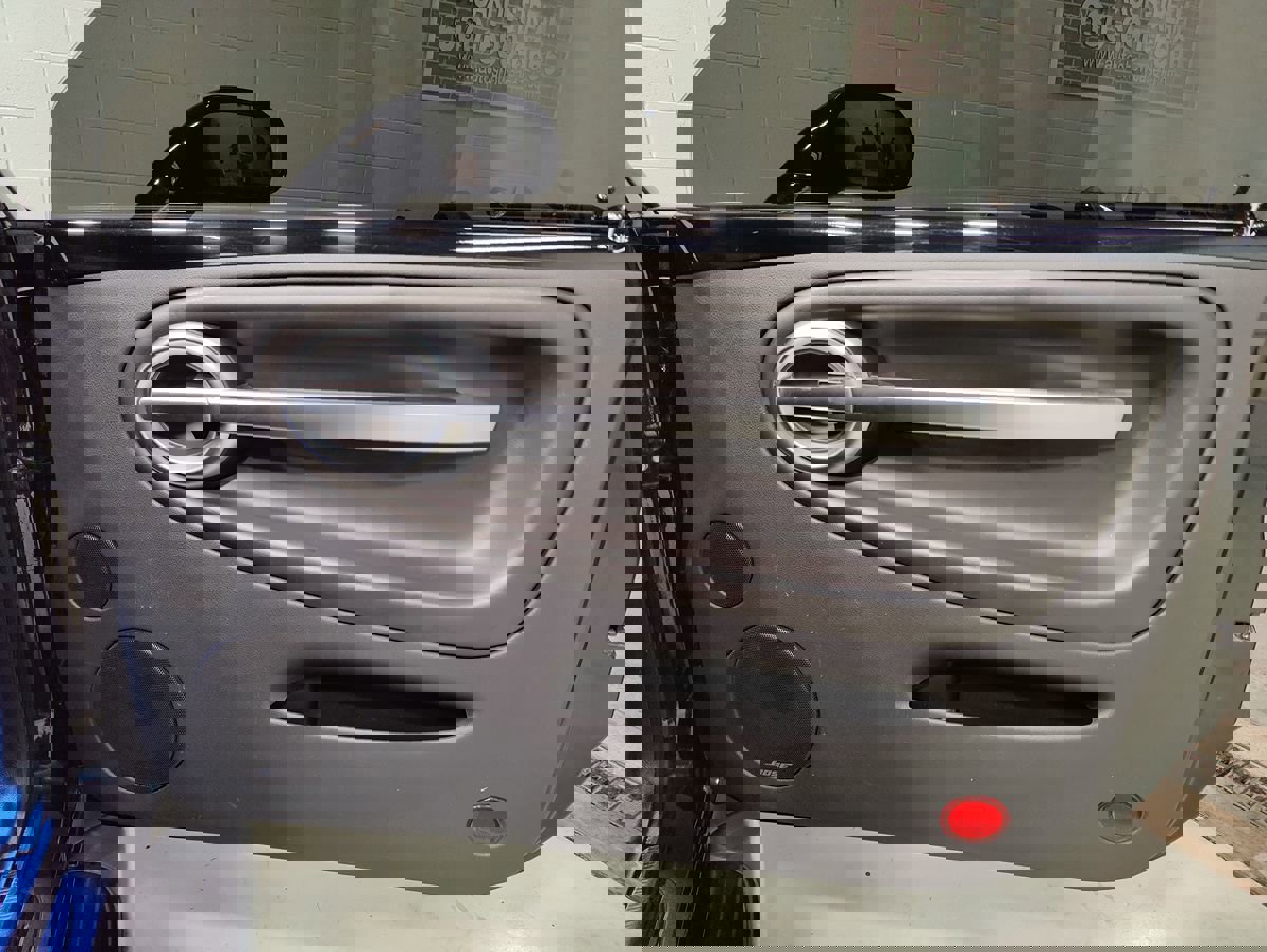 Used 2004 Chevrolet SSR w/ Preferred Equipment Group image 12