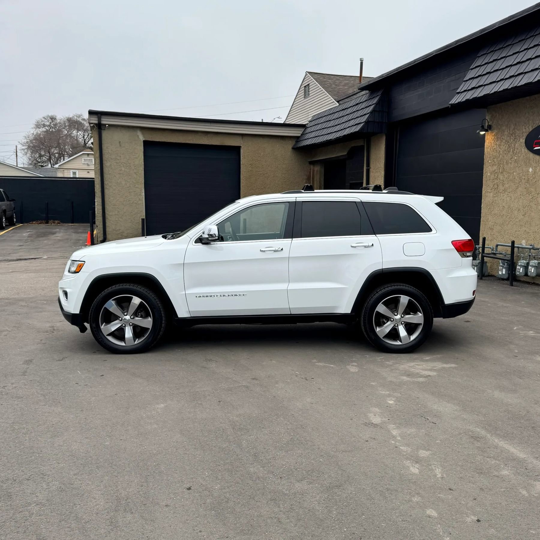 Used 2014 Jeep Grand Cherokee Limited w/ Luxury Group II image 12