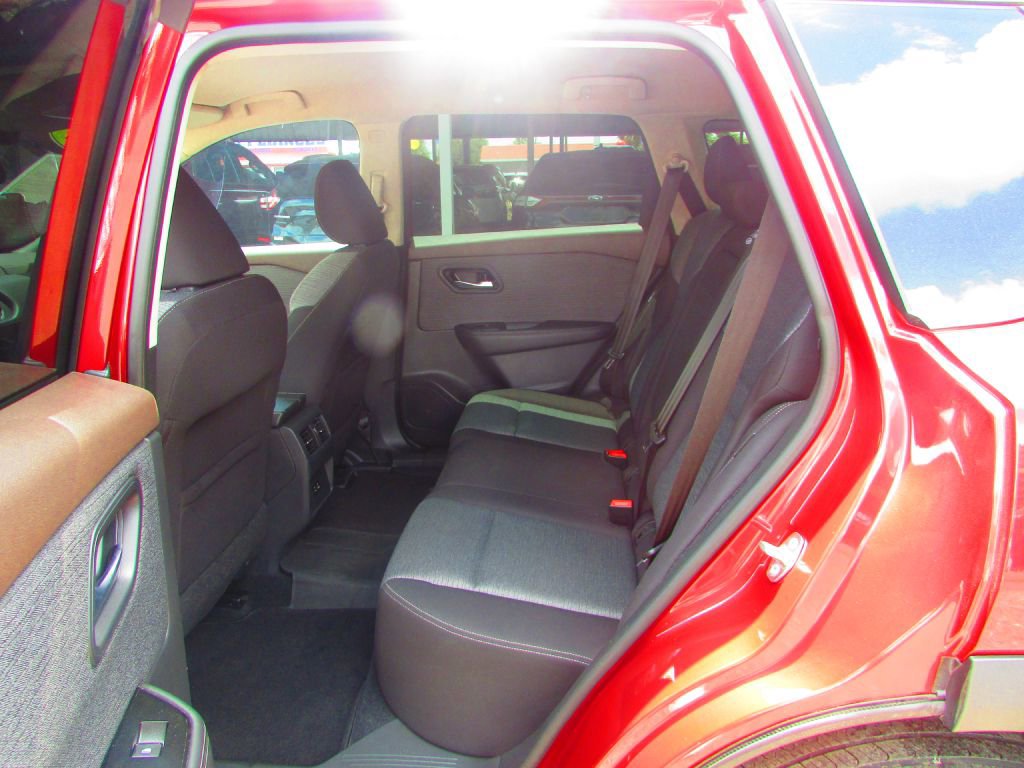 Used 2021 Nissan Rogue SV image 11