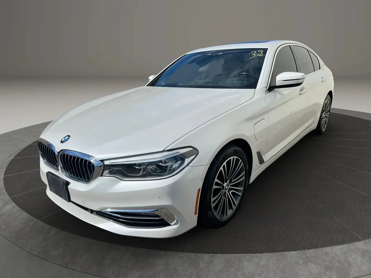 Used 2018 BMW 530e xDrive w/ Premium Package 2 AWD/4WD image 1