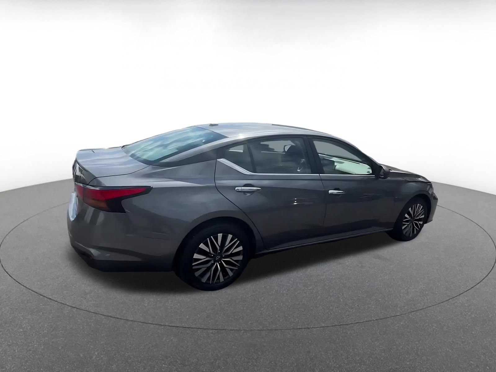 Used 2025 Nissan Altima 2.5 SV FWD image 14