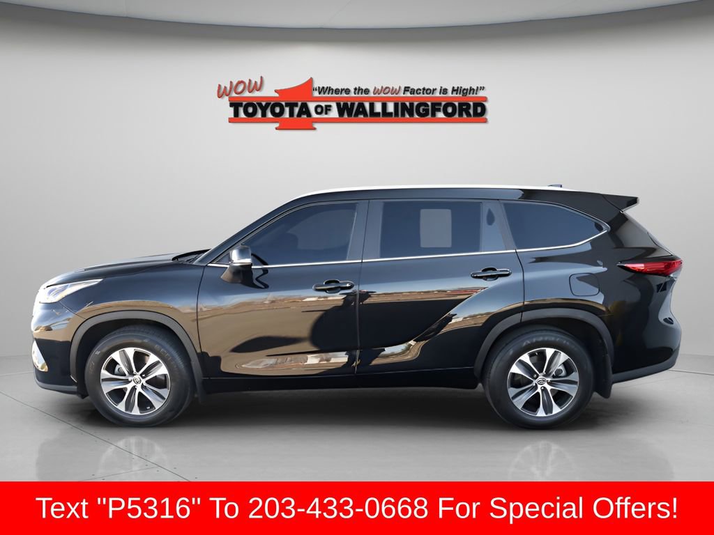 Used 2023 Toyota Highlander XLE AWD/4WD image 2