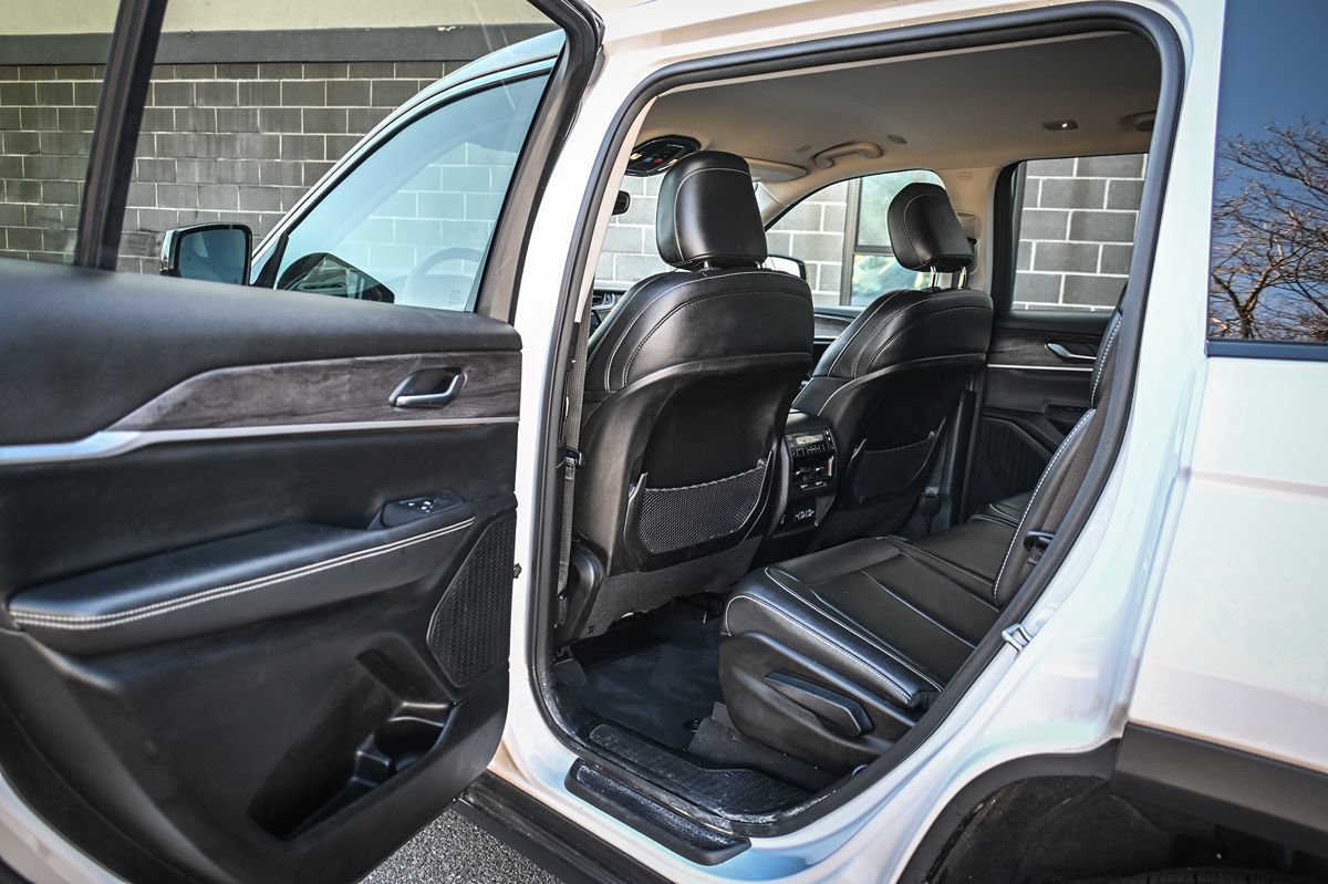 Used 2023 Jeep Grand Cherokee L Limited AWD/4WD image 13
