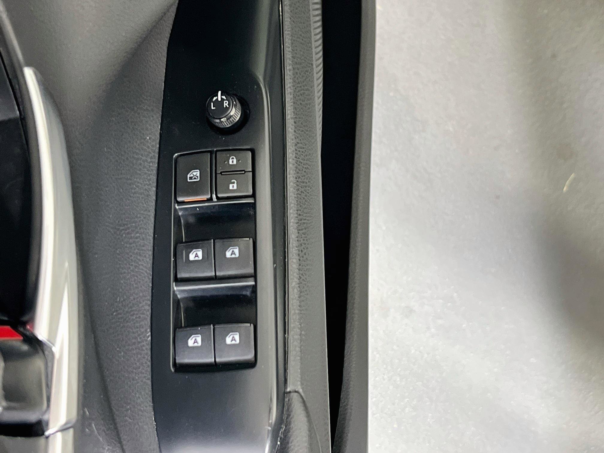 Used 2019 Toyota Camry SE FWD image 17