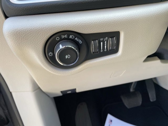 Used 2023 Chrysler Pacifica Touring-L image 26