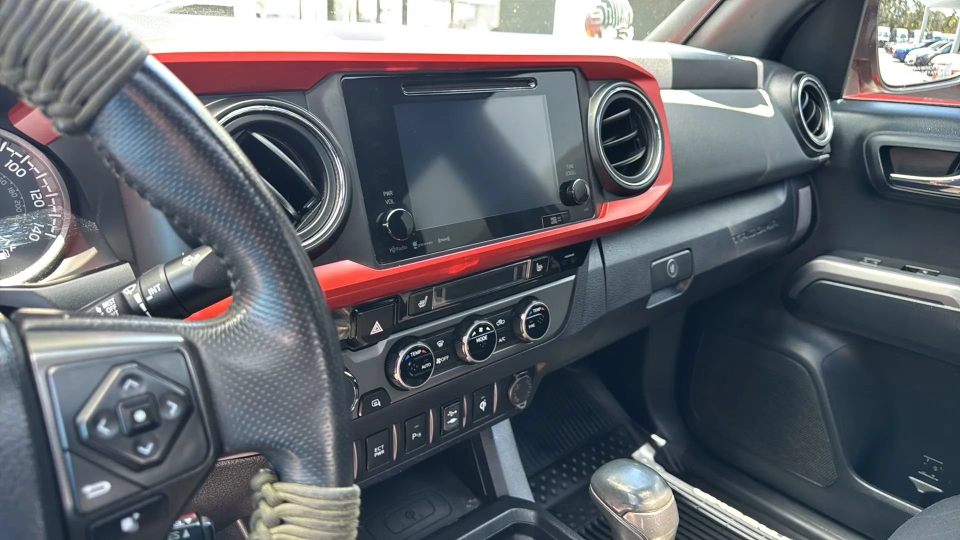 Used 2017 Toyota Tacoma TRD Off-Road w/ Premium & Technology Package AWD/4WD image 16