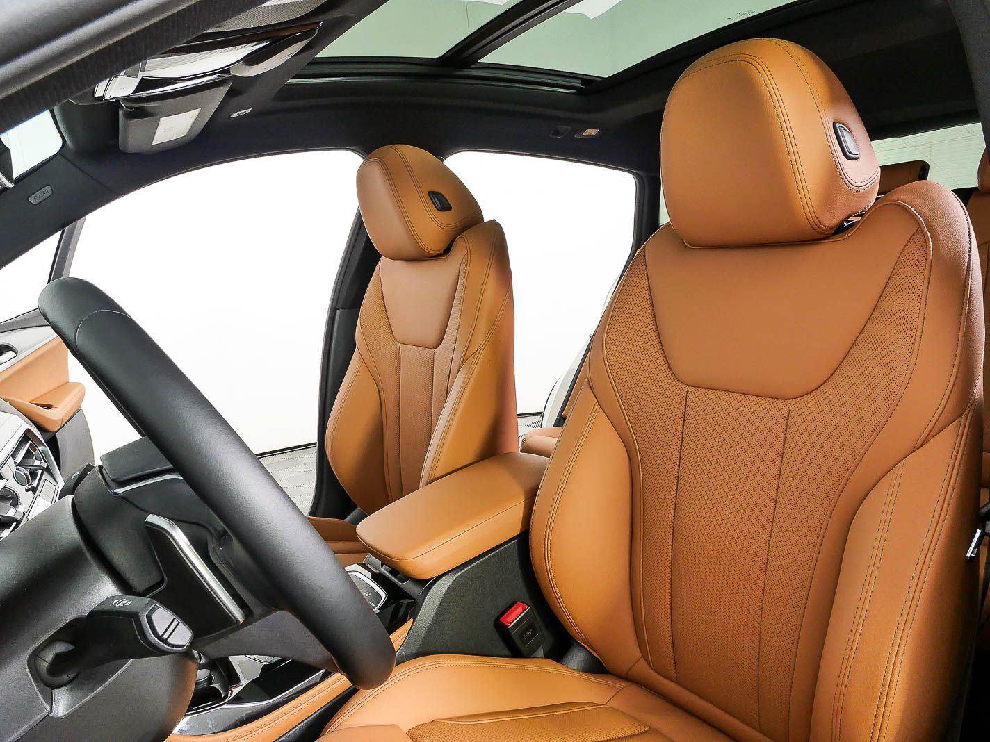 Used 2025 BMW X4 xDrive30i AWD/4WD image 2