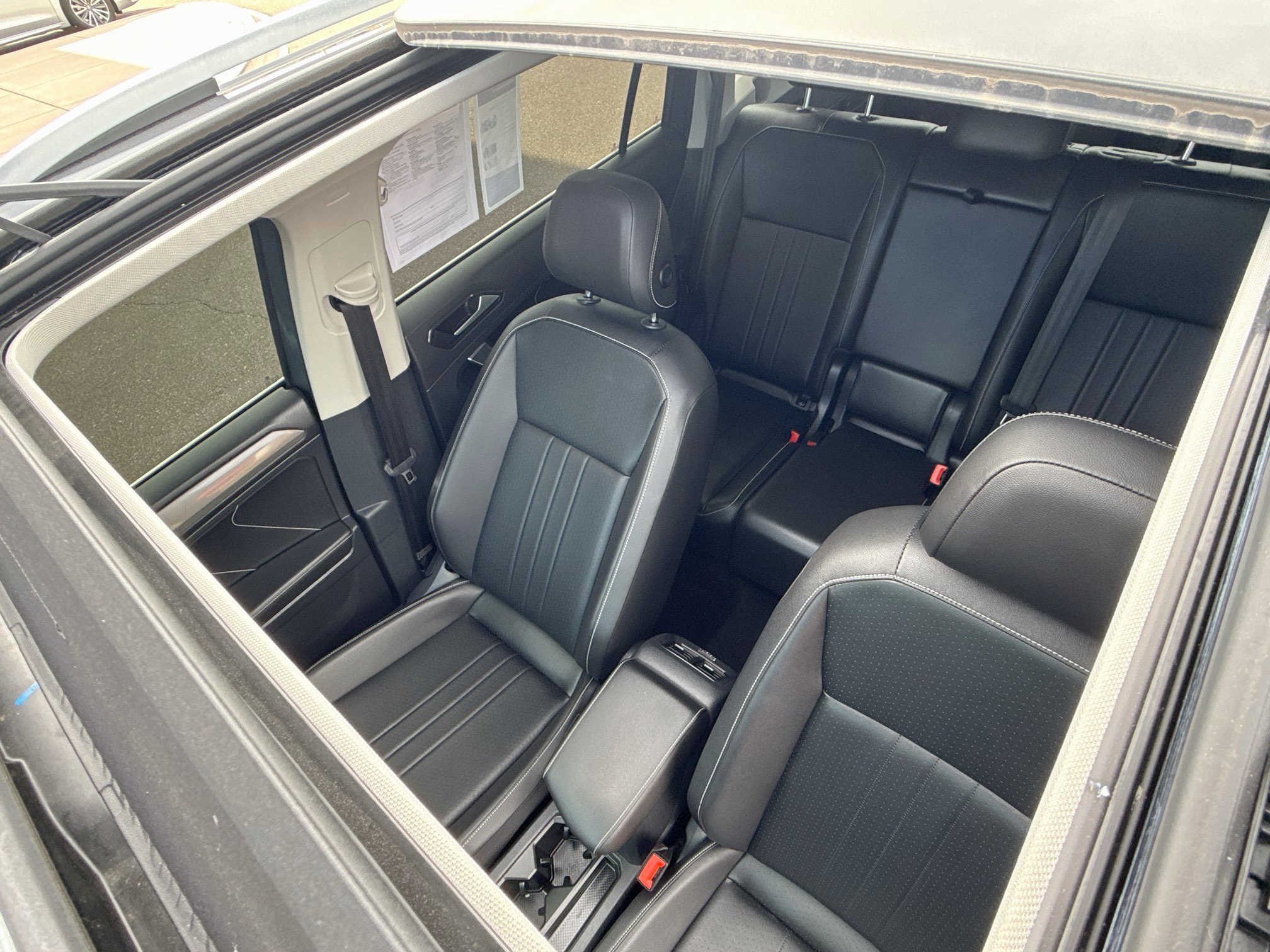 Used 2022 Volkswagen Tiguan SE w/ Panoramic Sunroof Package AWD/4WD image 25