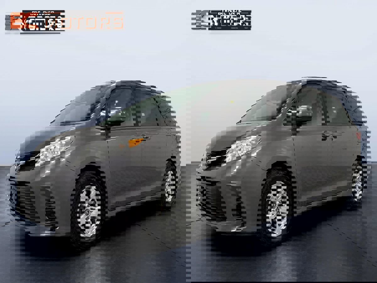 Used 2020 Toyota Sienna LE image 2