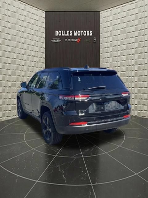 Used 2023 Jeep Grand Cherokee Altitude AWD/4WD image 9