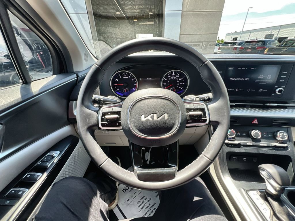 Used 2023 Kia Carnival LX FWD image 14