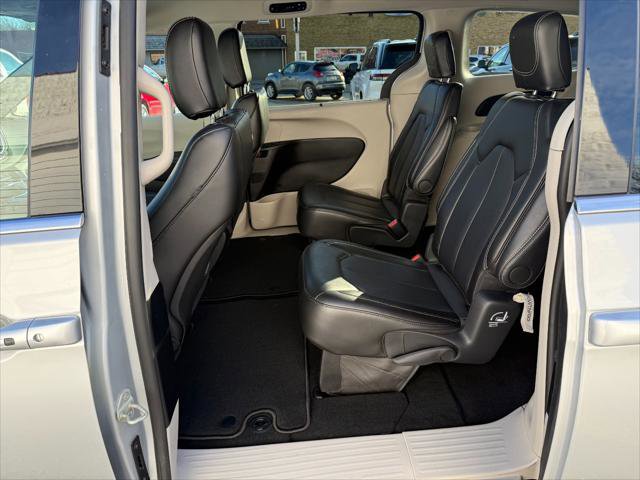 Certified 2024 Chrysler Pacifica Touring-L image 25