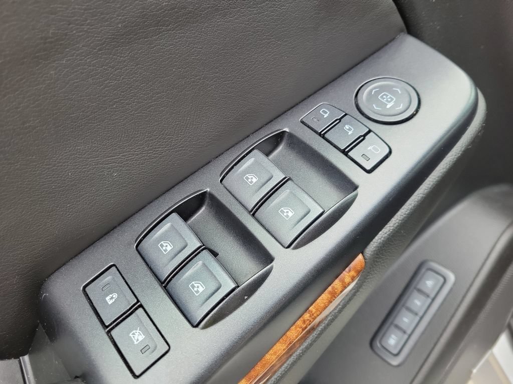 Used 2018 Chevrolet Suburban Premier AWD/4WD image 19