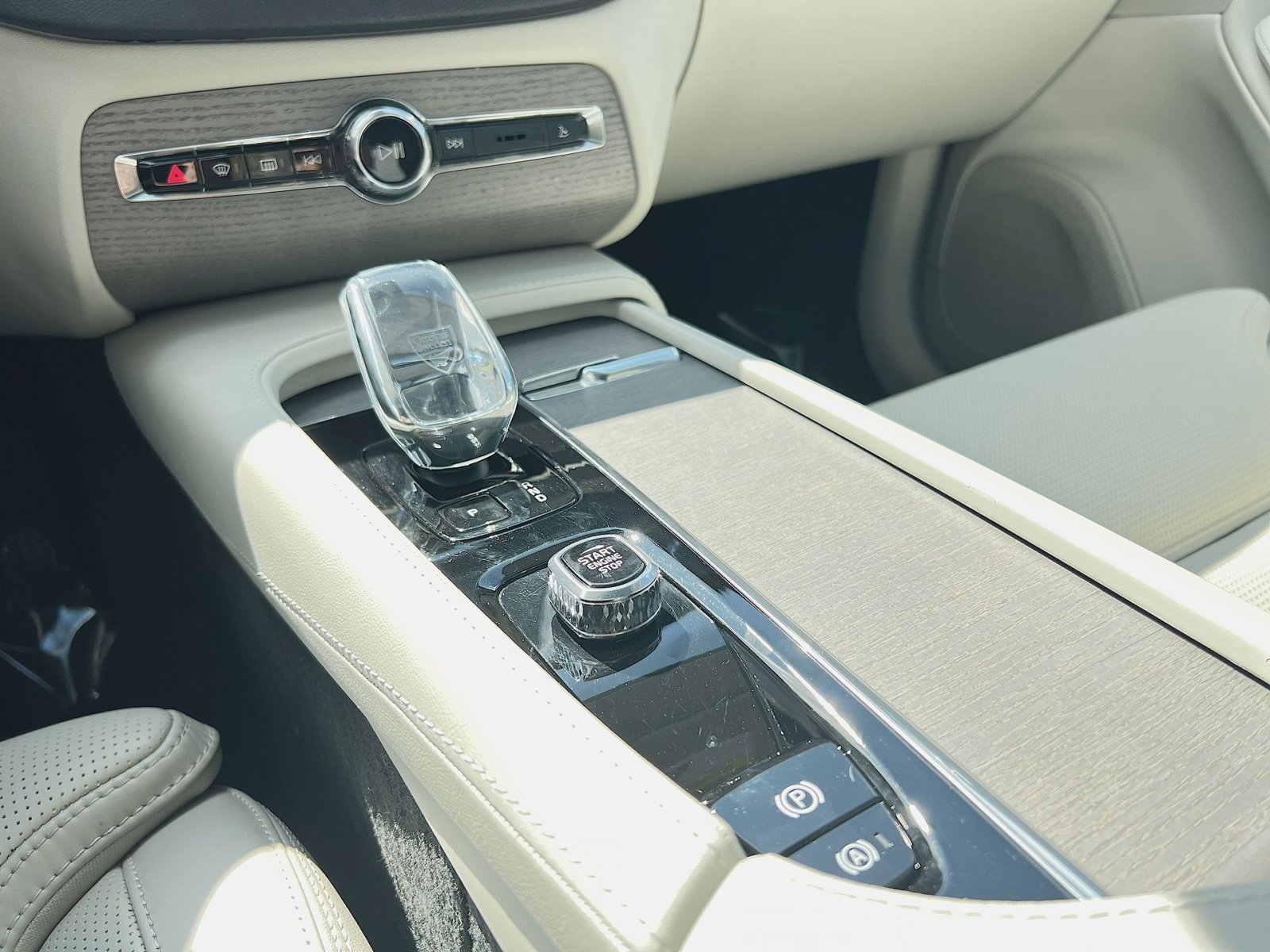 Certified 2024 Volvo XC90 B6 Ultimate AWD/4WD image 30