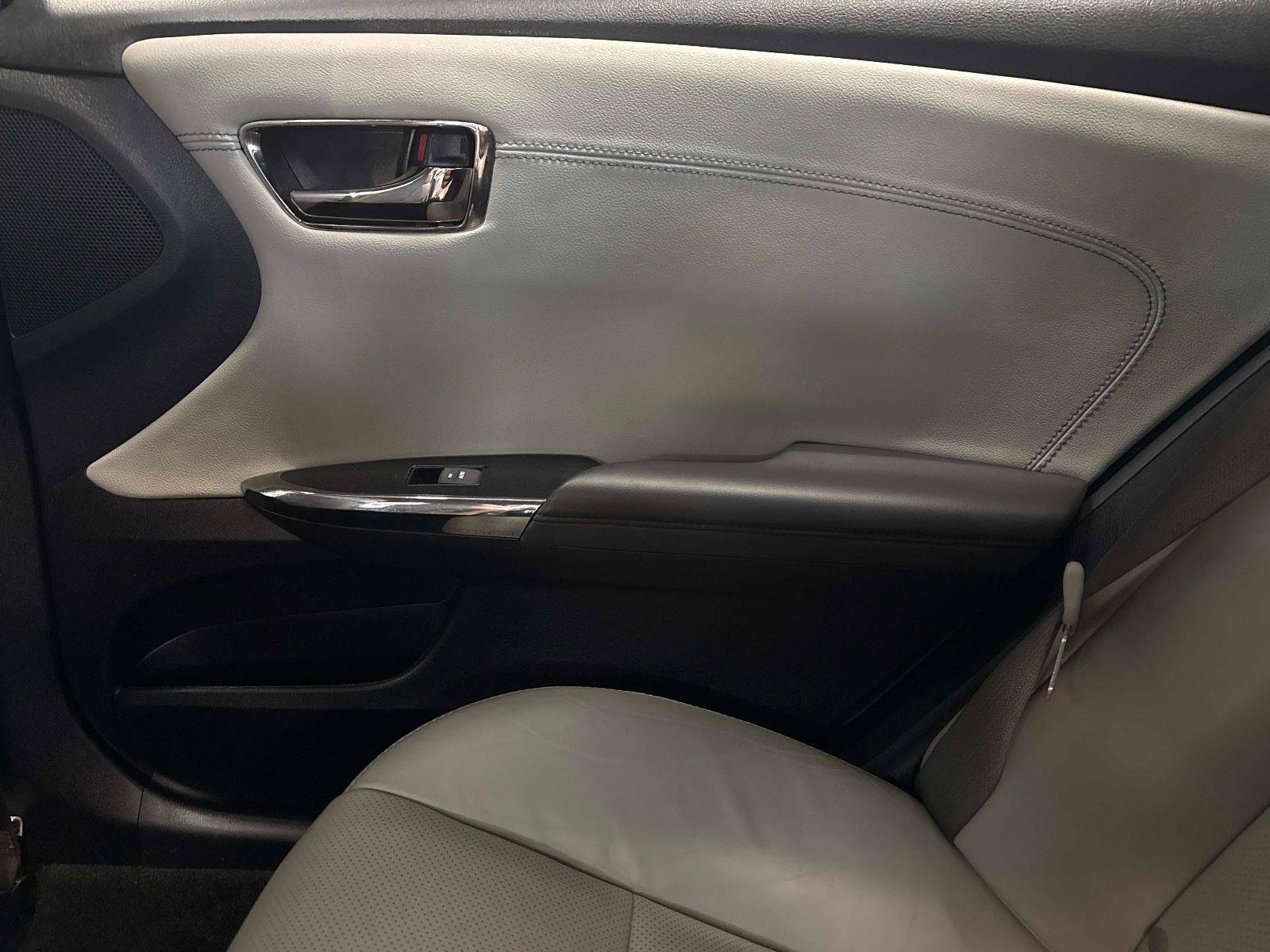 Used 2017 Toyota Avalon Limited w/ Carpet Mat Package image 15