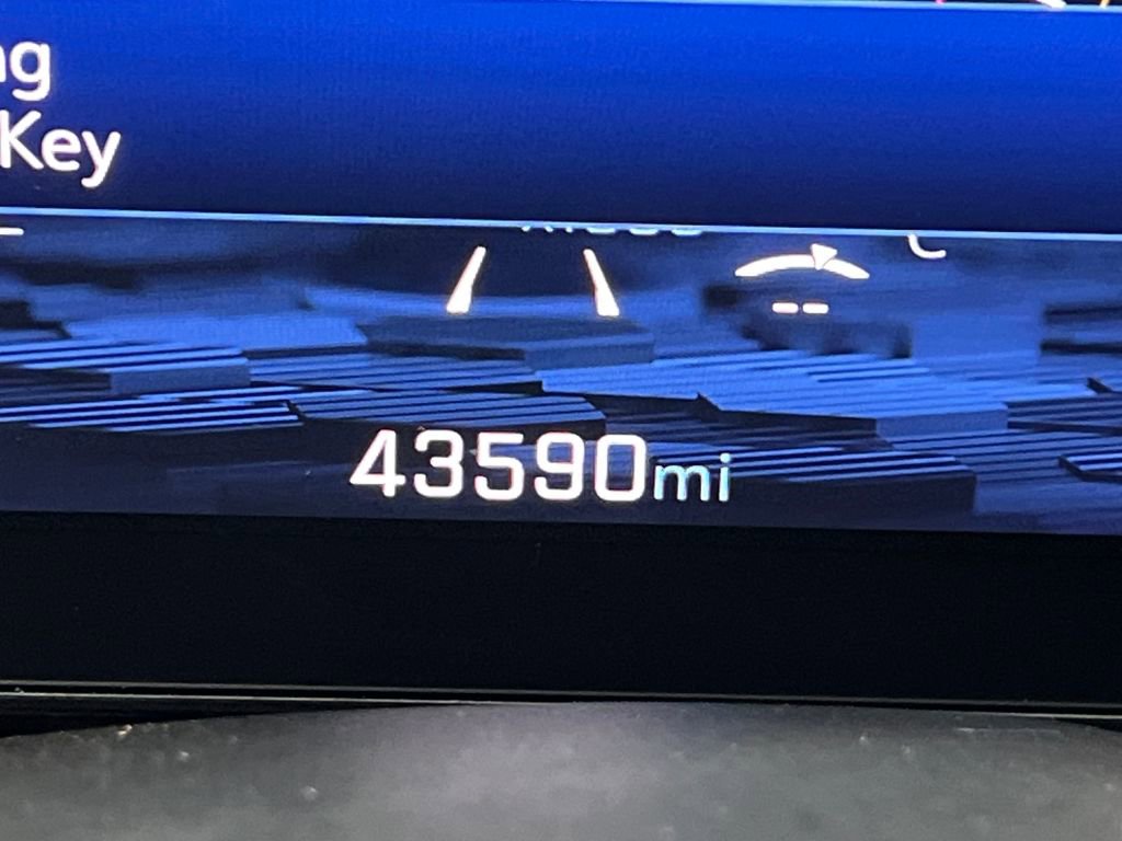 Used 2025 Chevrolet Suburban Z71 image 50