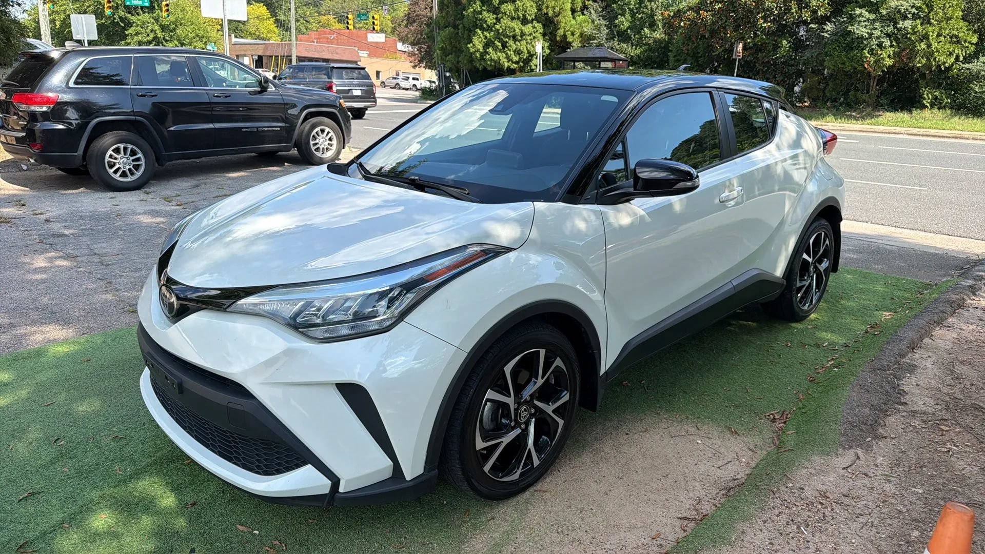 Used 2020 Toyota C-HR XLE FWD image 3