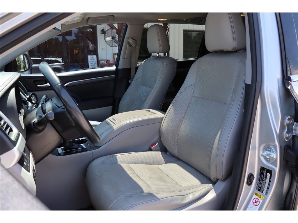 Used 2017 Toyota Highlander Limited FWD image 18