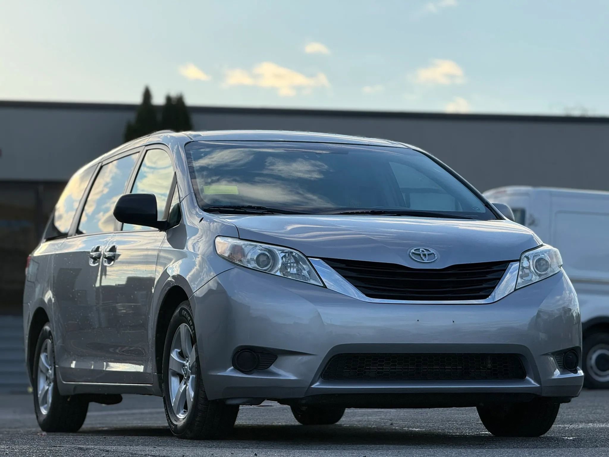 Used 2011 Toyota Sienna LE w/ Towing Pkg FWD image 2