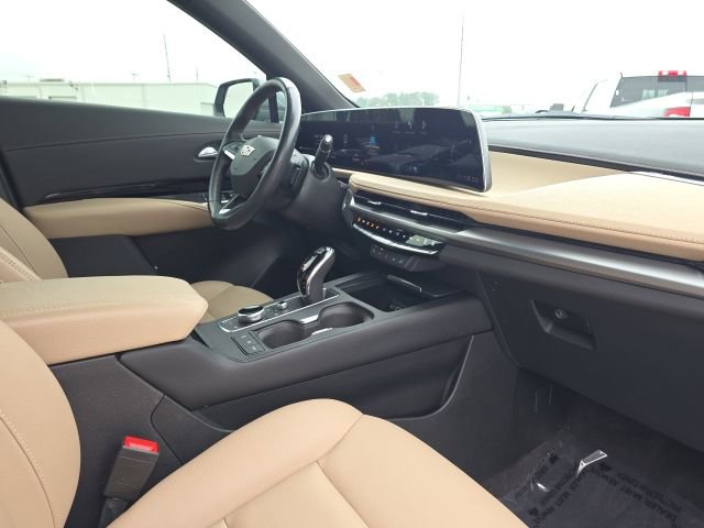 Used 2024 Cadillac XT4 Luxury w/ Cold Weather Package image 21
