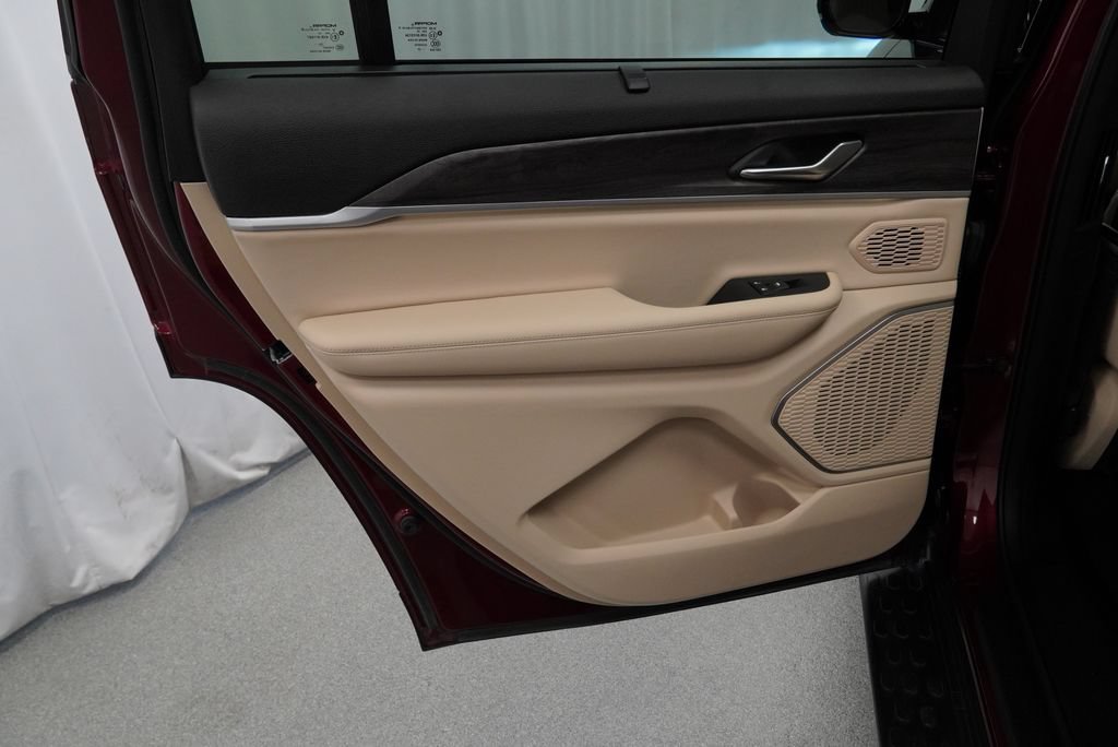 Certified 2025 Jeep Grand Cherokee L Limited w/ Luxury Tech Group II AWD/4WD image 46