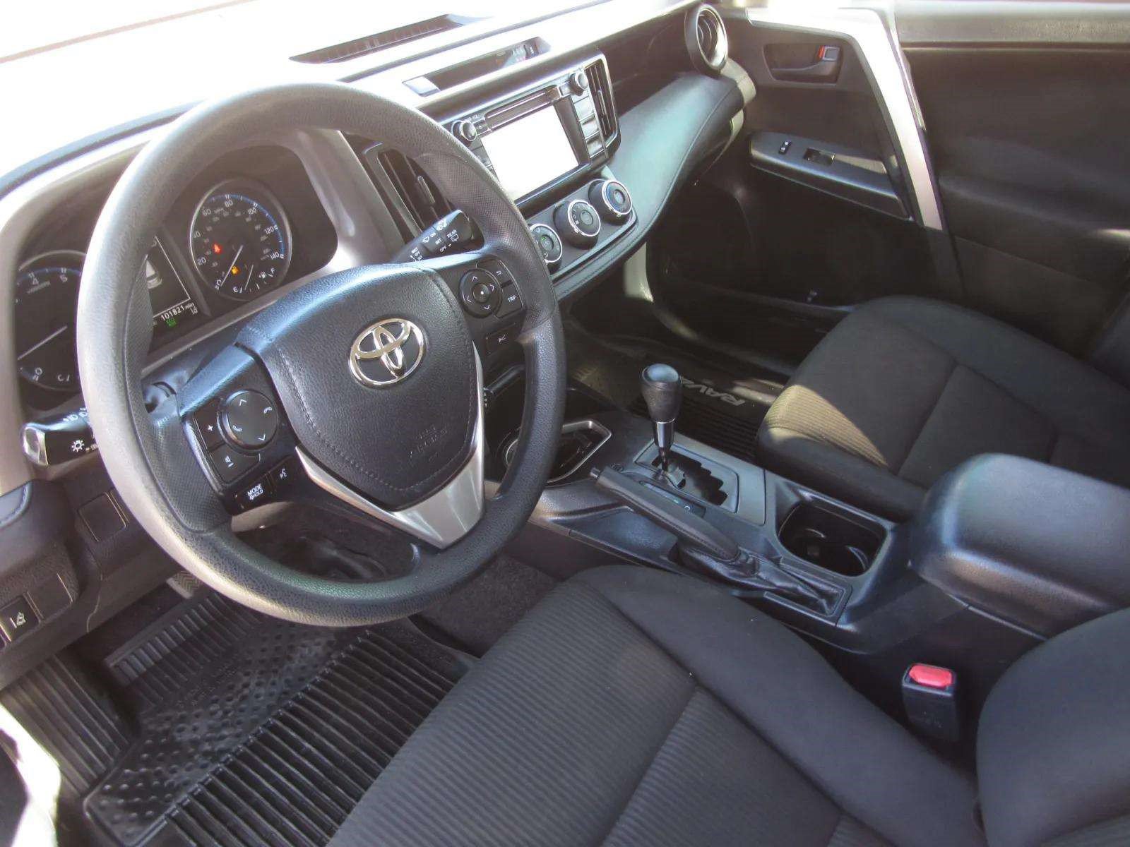Used 2018 Toyota RAV4 LE FWD image 15