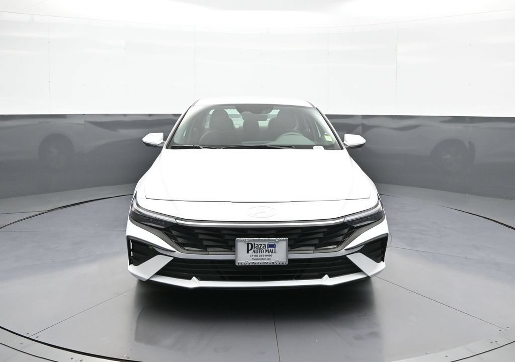 Certified 2025 Hyundai Elantra SE w/ Cargo Package FWD image 2