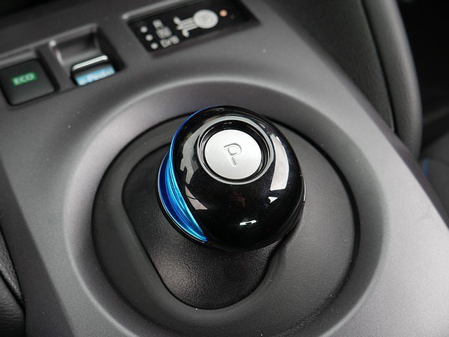 Used 2025 Nissan Leaf S image 36