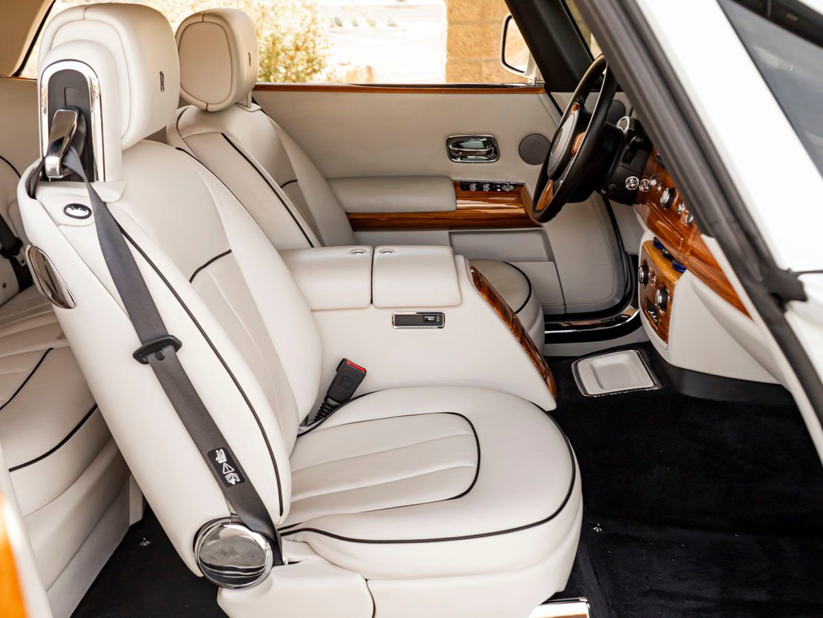 Used 2015 Rolls-Royce Phantom Drophead Coupe image 28