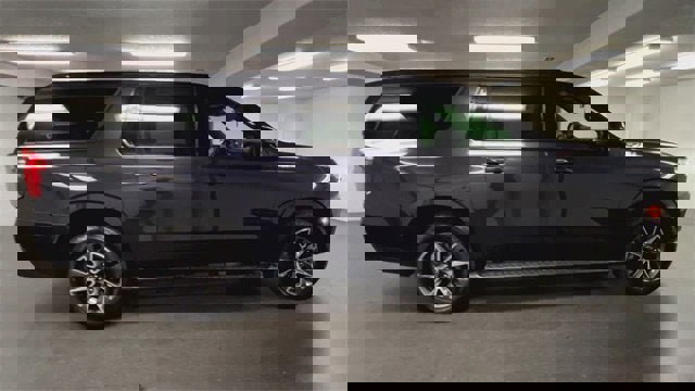 Used 2023 Chevrolet Suburban Z71 w/ Luxury Package image 9