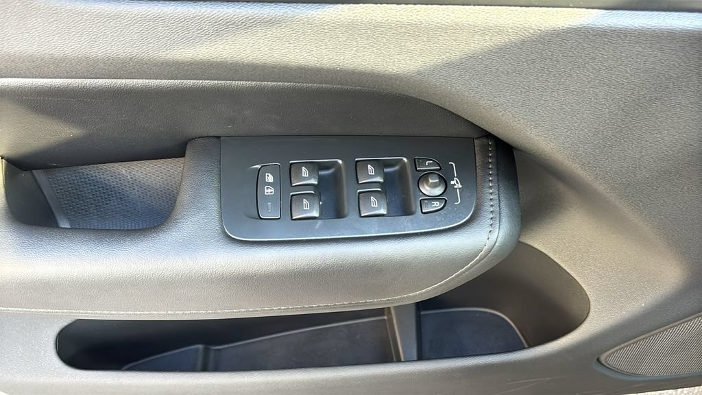 Certified 2025 Volvo XC60 B5 Plus AWD/4WD image 12