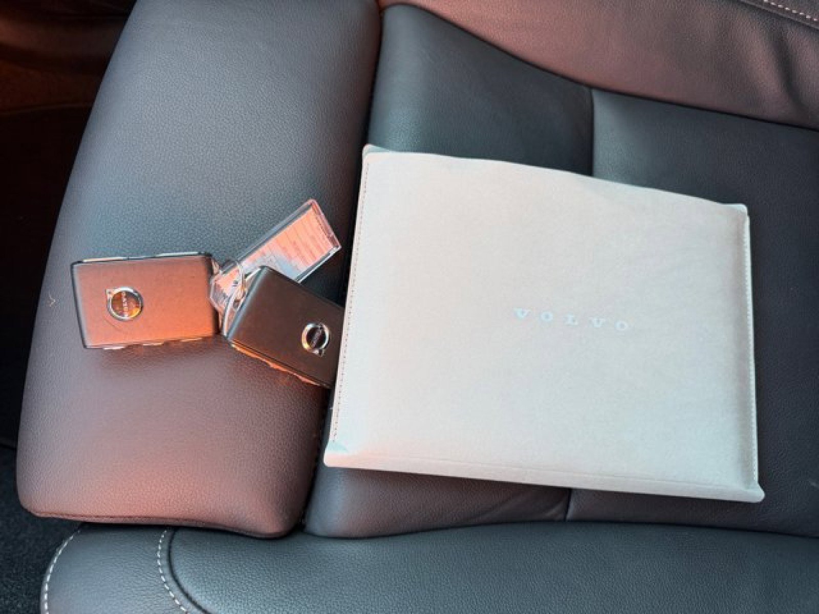 Used 2025 Volvo XC40 B5 Plus image 22