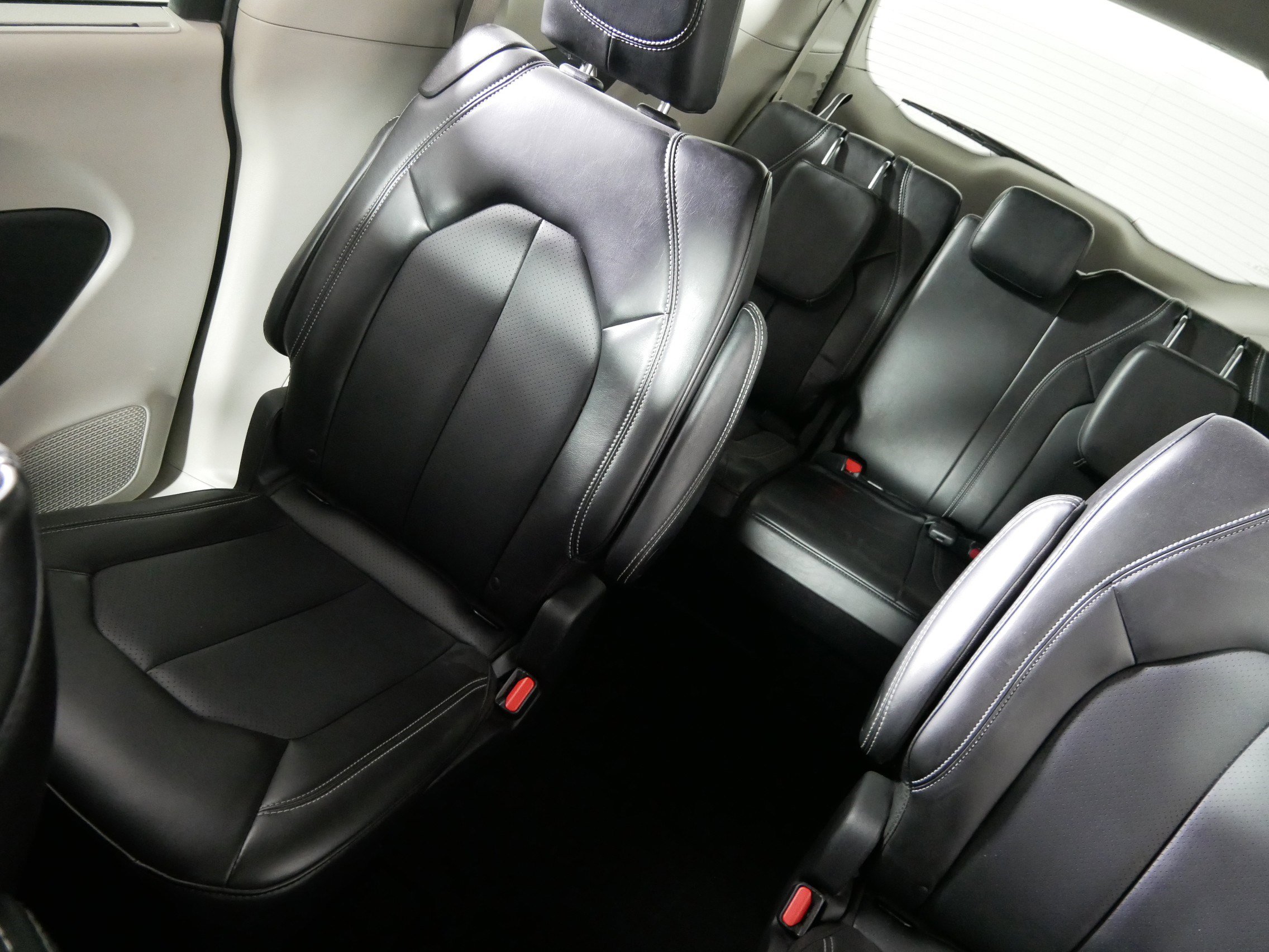 Used 2024 Chrysler Pacifica Touring-L image 12