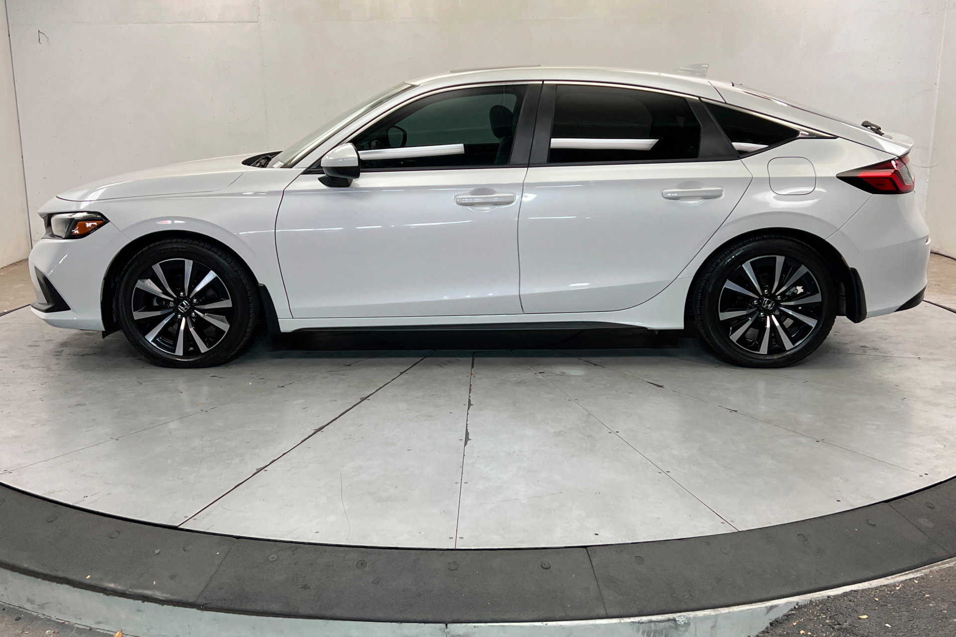 Used 2024 Honda Civic EX-L image 2