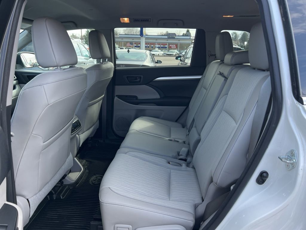 Used 2017 Toyota Highlander LE AWD/4WD image 21