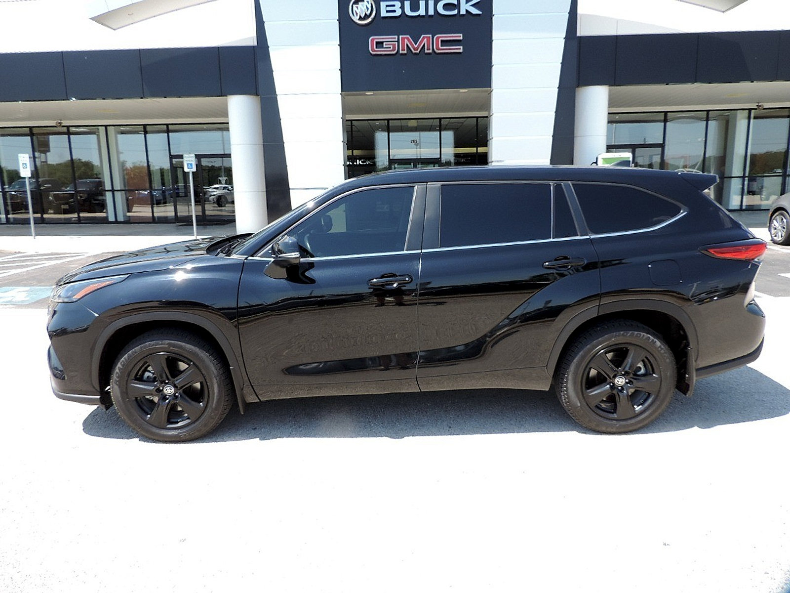 Used 2023 Toyota Highlander LE FWD image 8