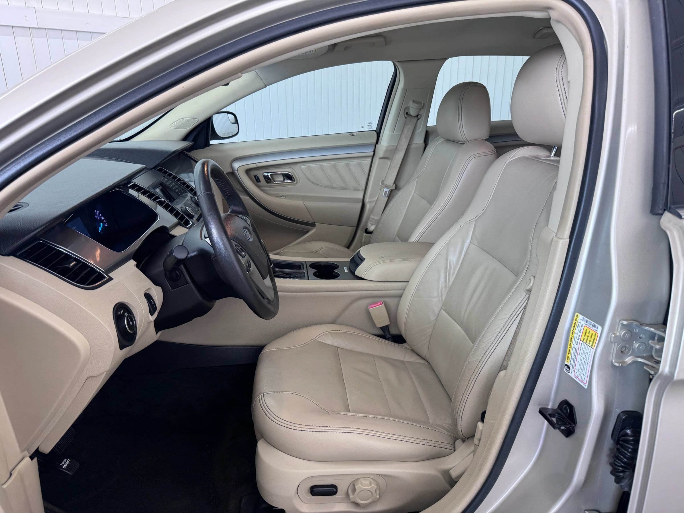 Used 2018 Ford Taurus SEL FWD image 9