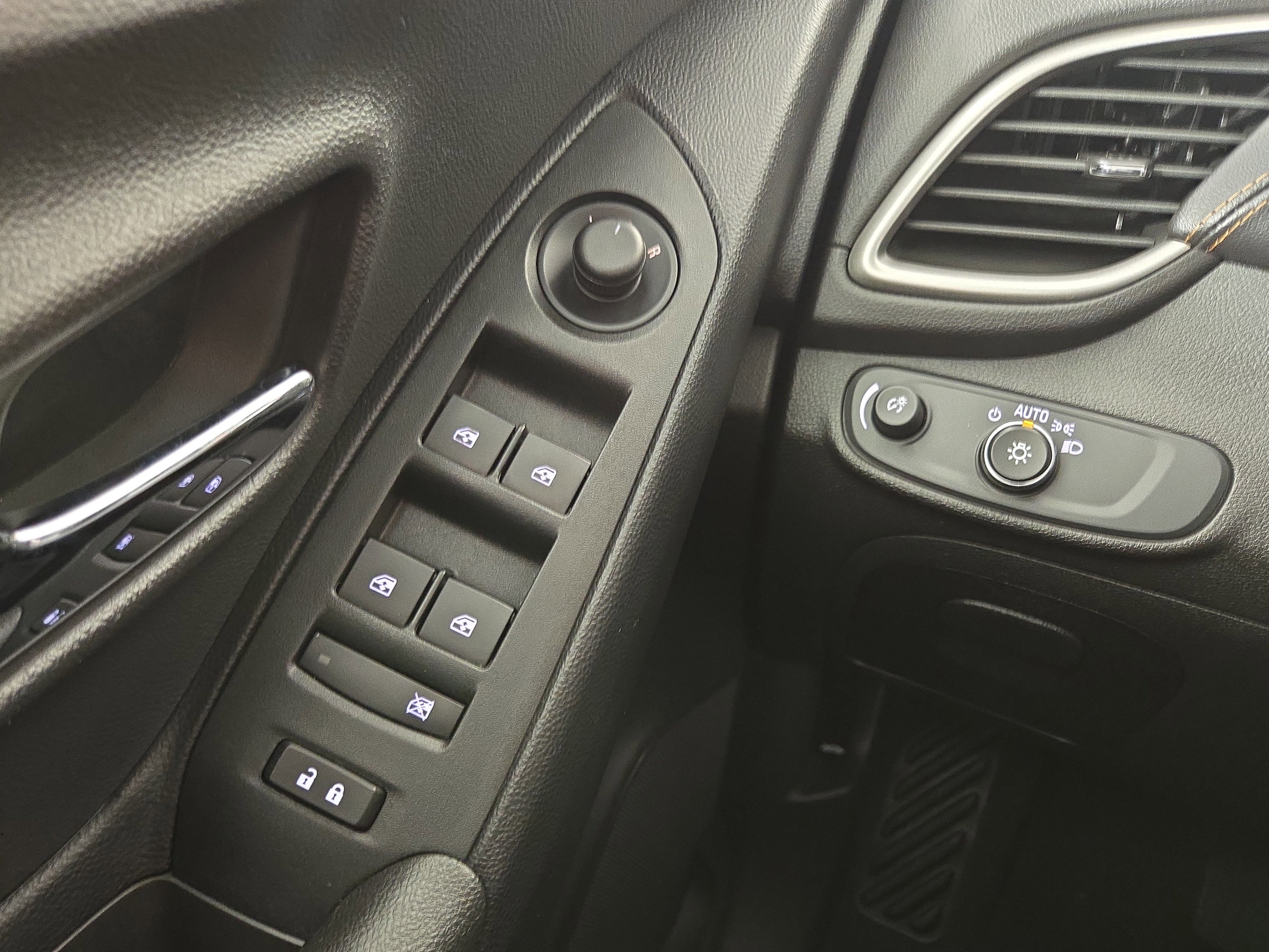 Used 2019 Chevrolet Trax LT w/ Redline Edition image 28