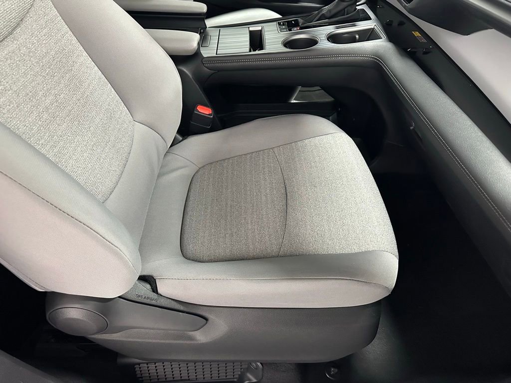 Used 2025 Toyota Sienna LE image 61
