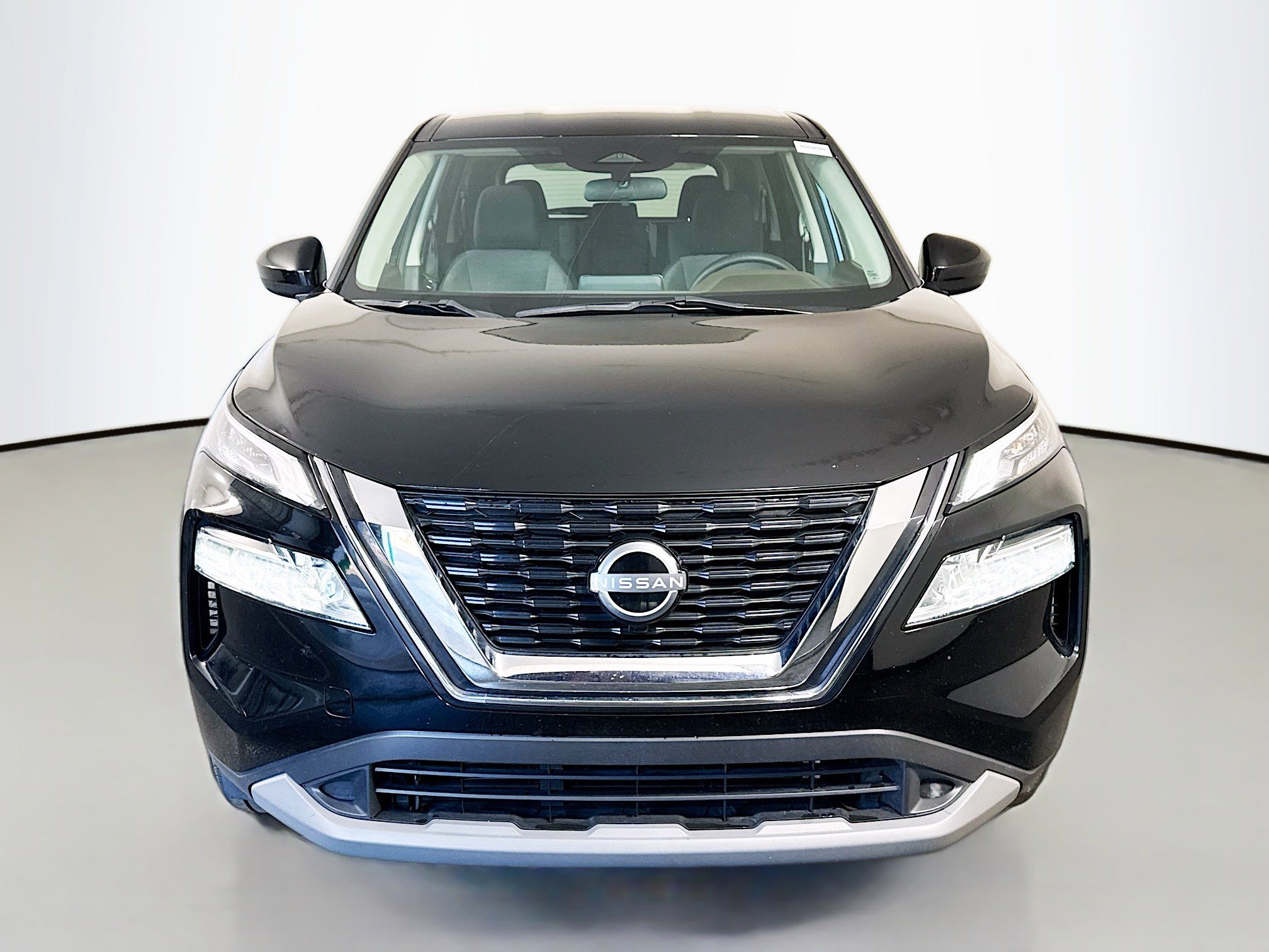 Used 2023 Nissan Rogue SV image 2