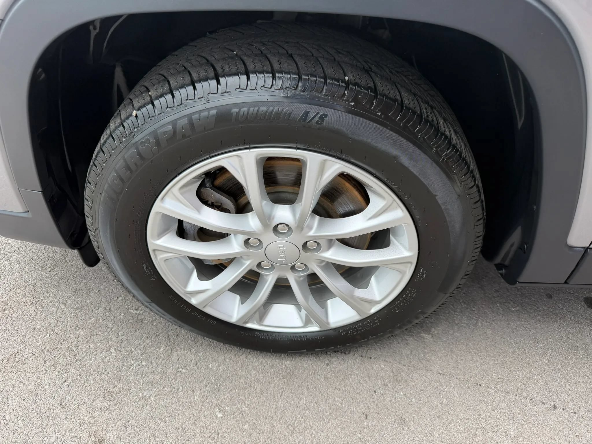 Used 2019 Jeep Cherokee Latitude w/ Popular Appearance Group FWD image 17