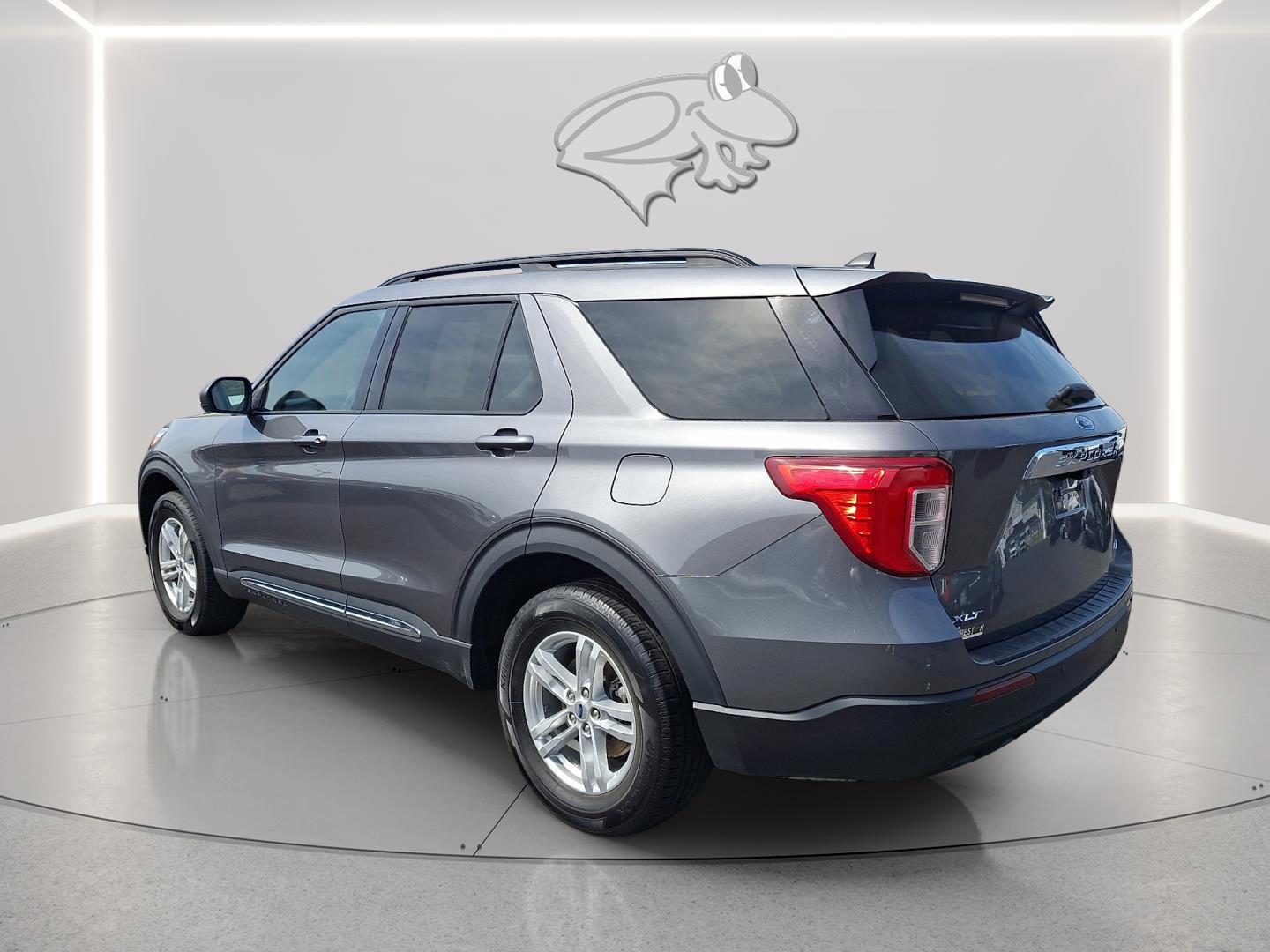Used 2023 Ford Explorer XLT image 3