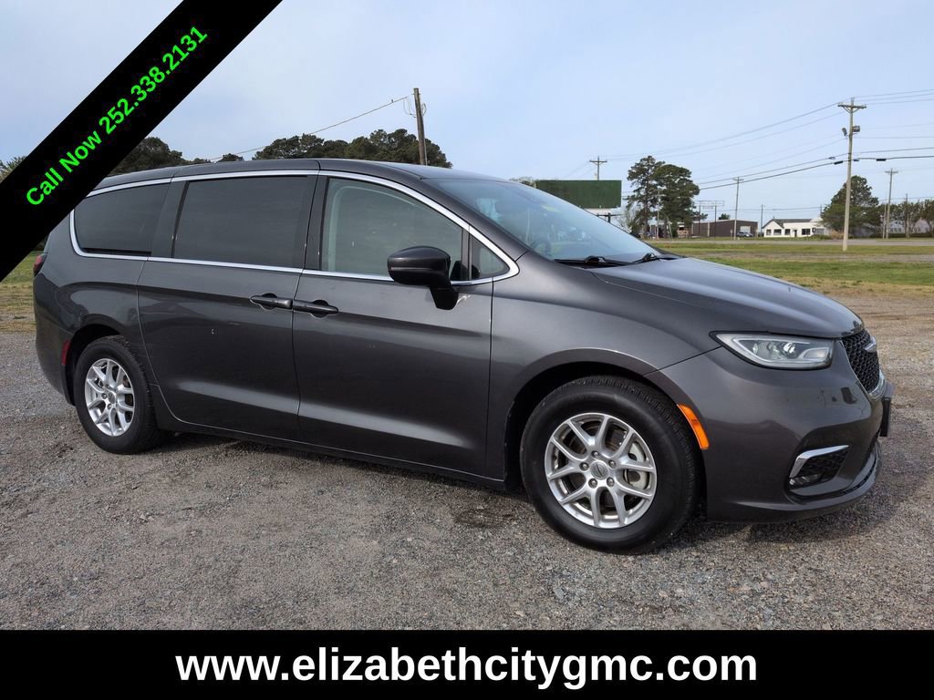 Used 2023 Chrysler Pacifica Touring-L FWD image 2