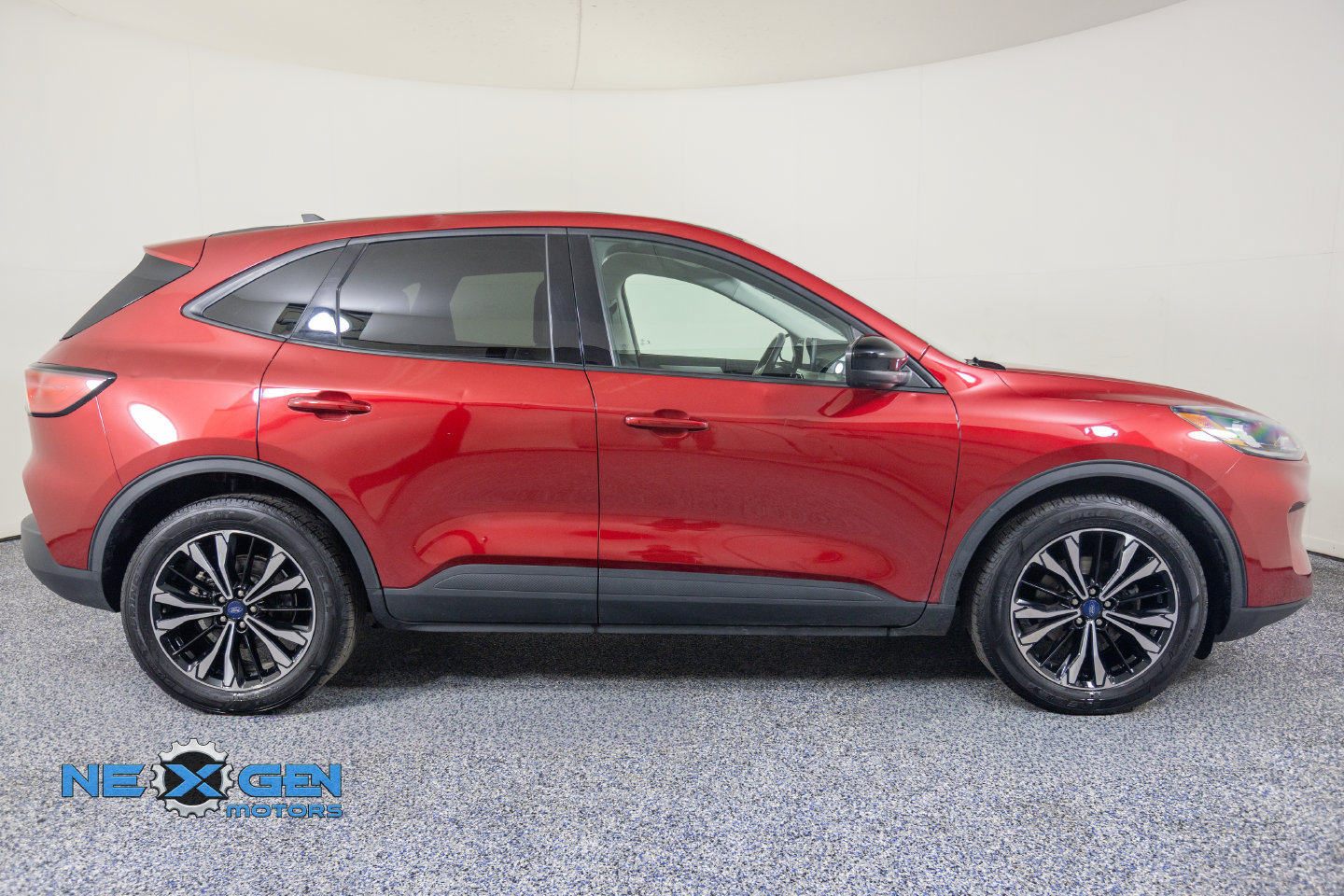 Used 2022 Ford Escape SE w/ SE Sport Appearance Package FWD image 9