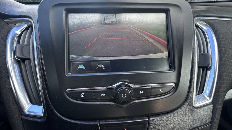 Used 2017 Chevrolet Malibu LT FWD image 14