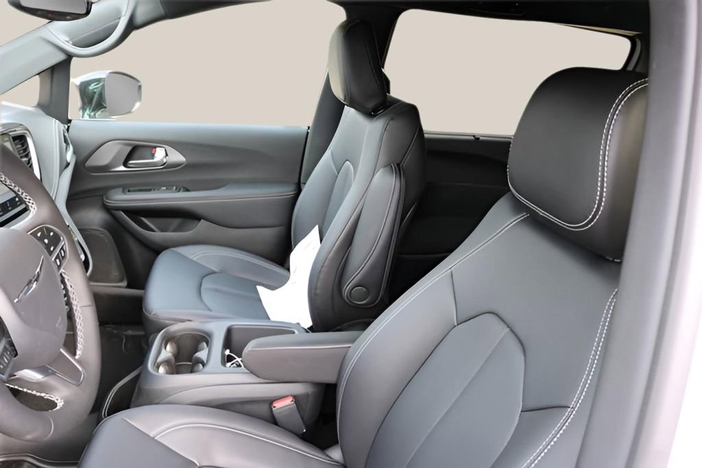 New 2026 Chrysler Pacifica Select image 11