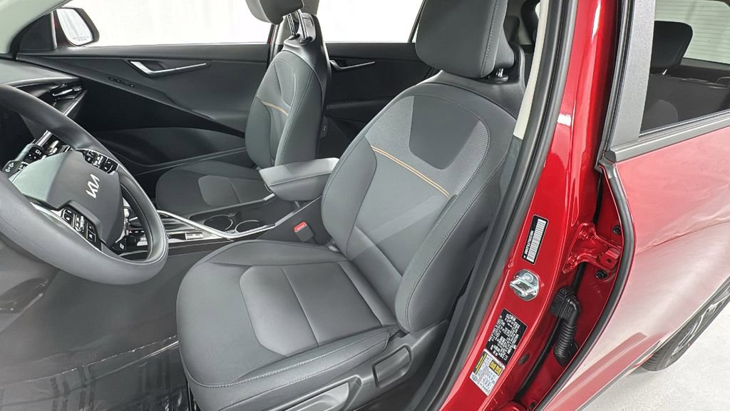 Used 2025 Kia Niro LX image 10