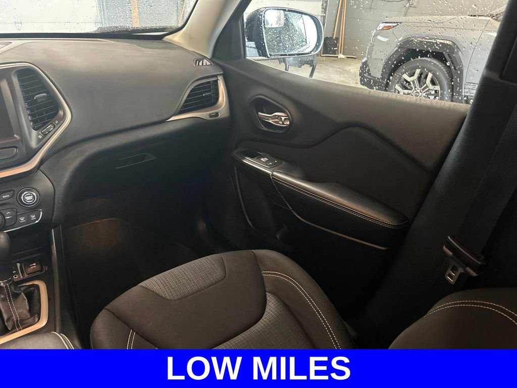 Used 2016 Jeep Cherokee Latitude FWD image 11
