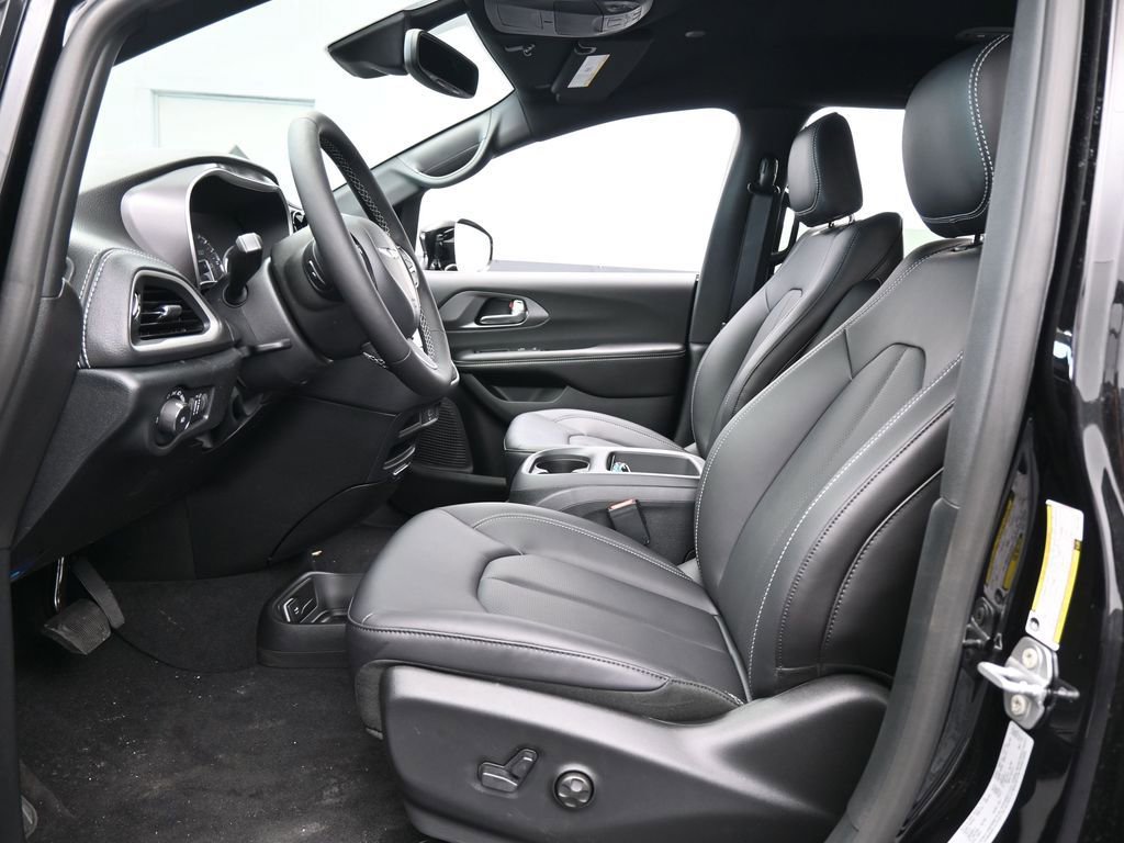 New 2026 Chrysler Pacifica Select image 11